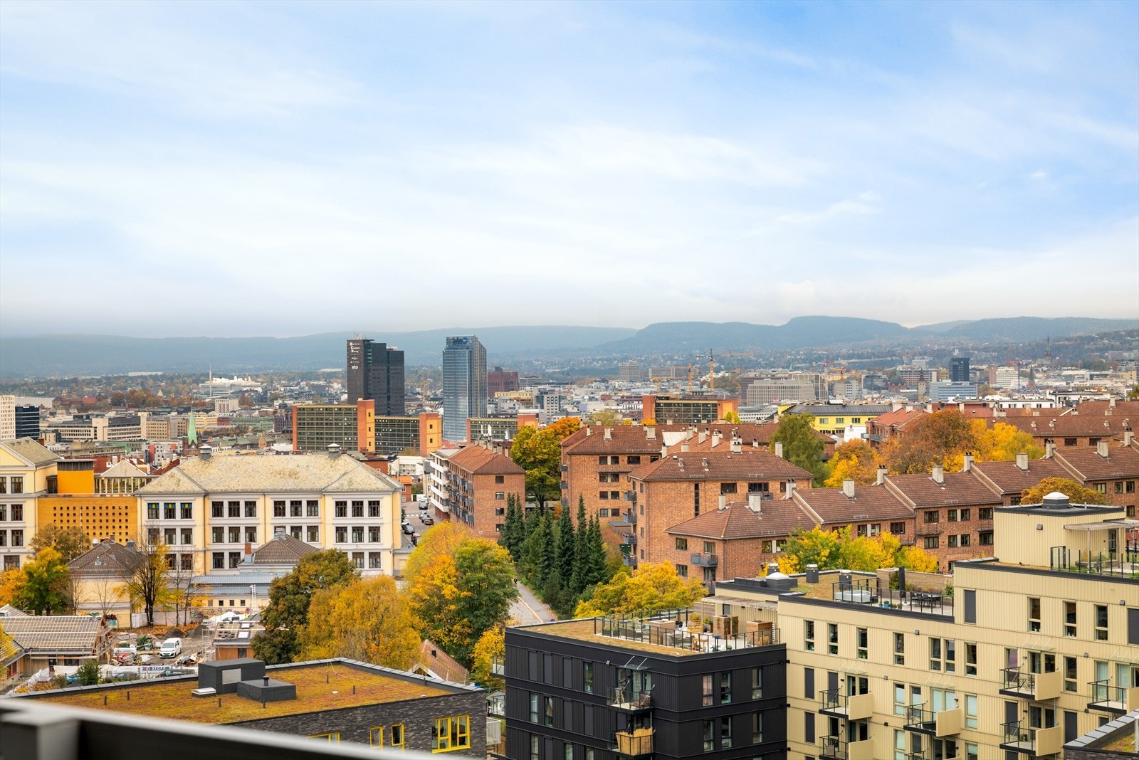 Utsikt mot sentrum og Holmenkollen fra leilighetens høyde. Galleribilde