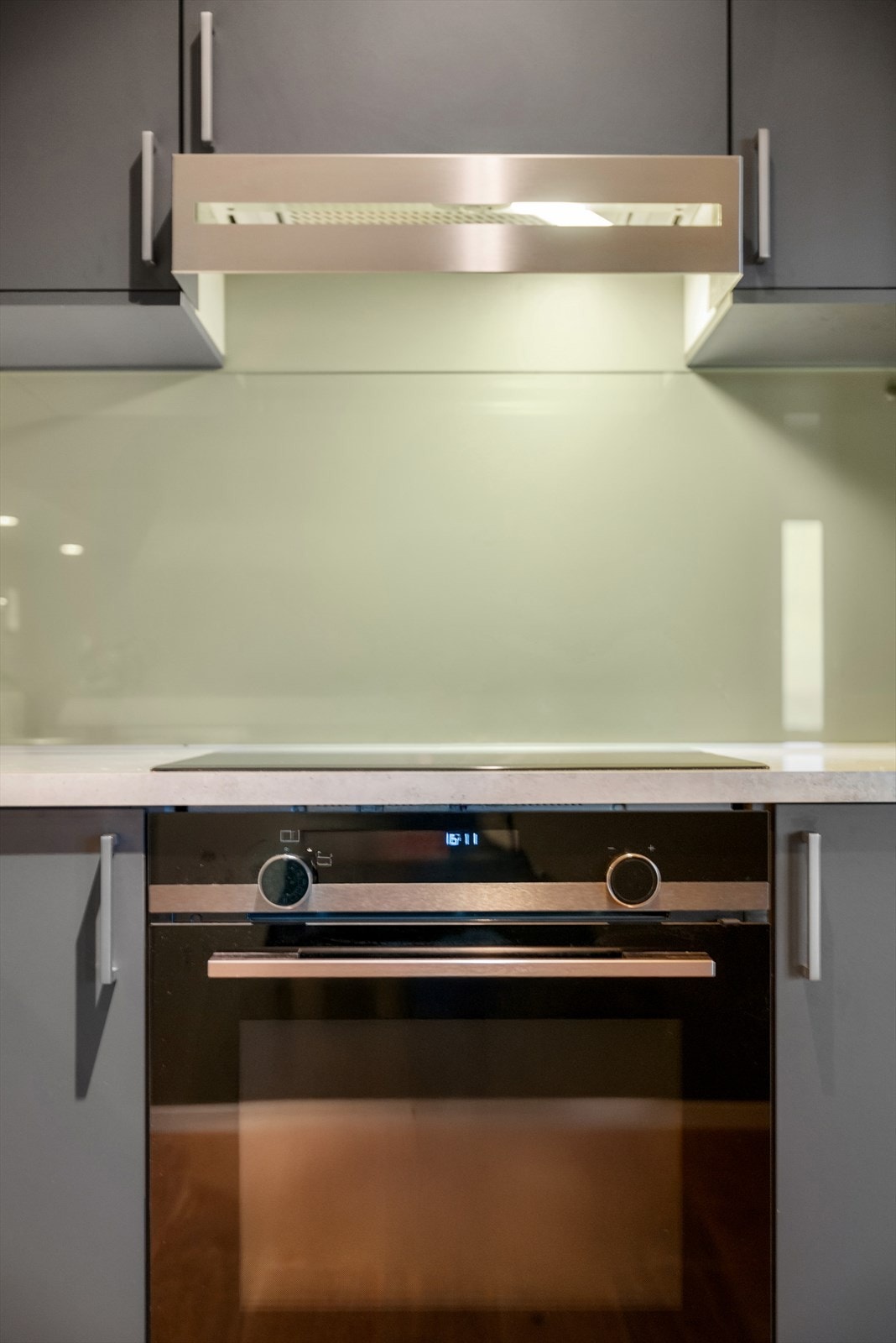 Alle hvitevarer som platetopp, stekeovn og oppvaskmaskin er integrerte. Galleribilde