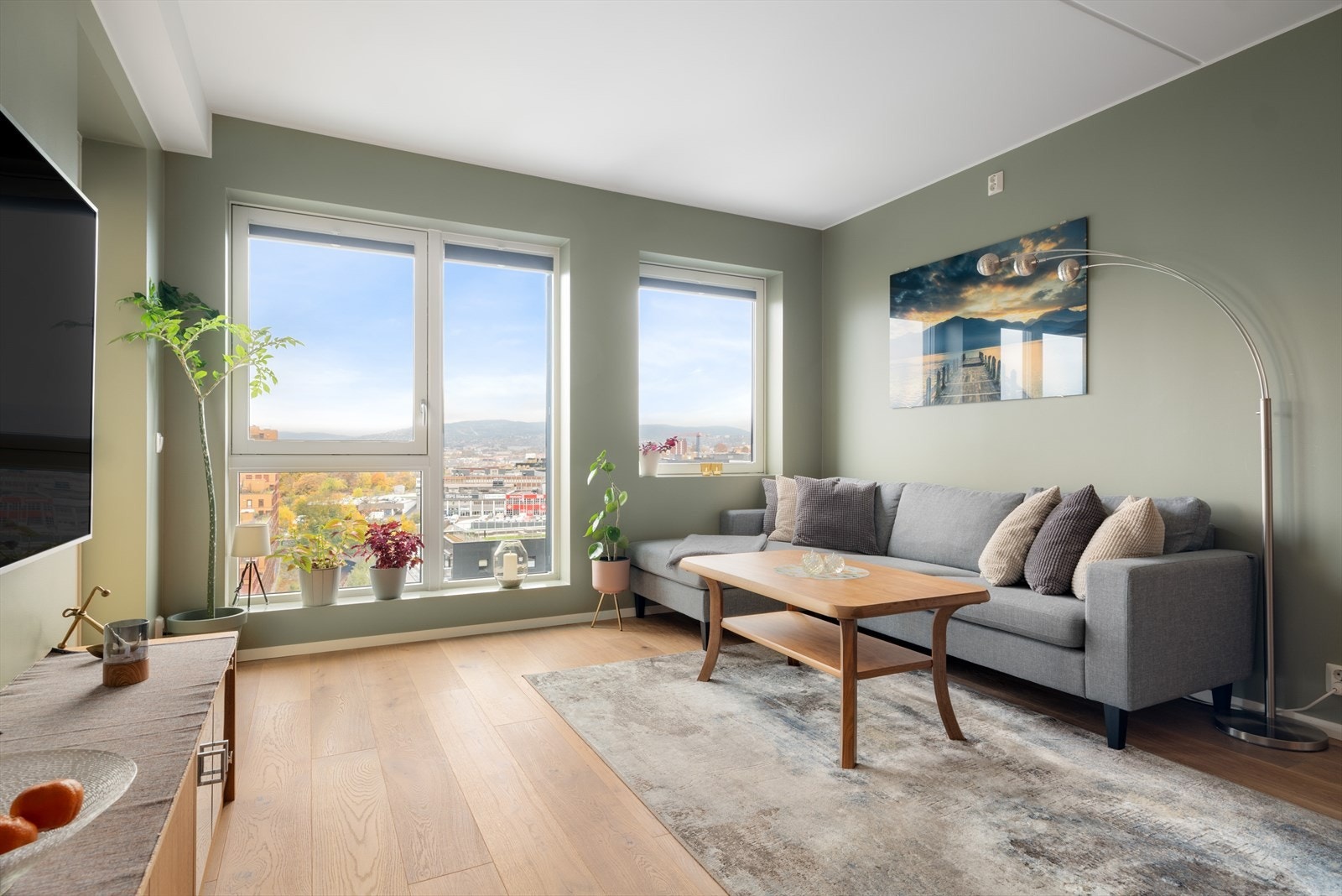 Store vindusflater fra 2018 gir rikelig med naturlig lys. Galleribilde