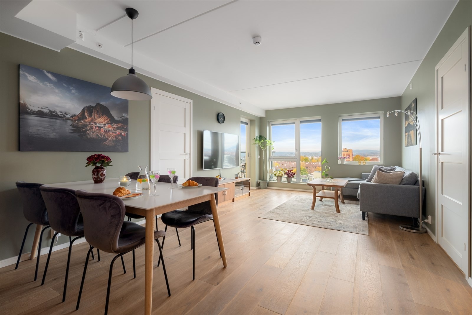 Den åpne løsningen gir god plass til både sofagruppe og spisebord. Galleribilde