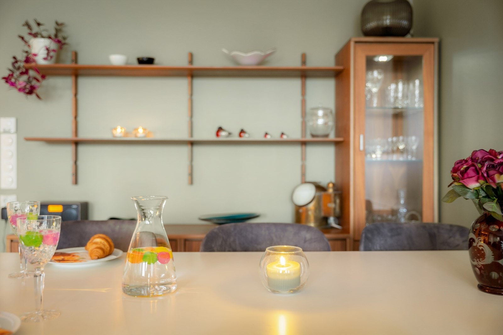 En fin sone for måltider, med god plass rundt spisebordet. Galleribilde