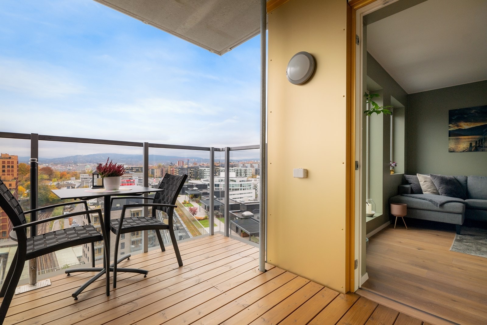 Den nordvestvendte plasseringen gir gode lysforhold på ettermiddag og kveld. Galleribilde