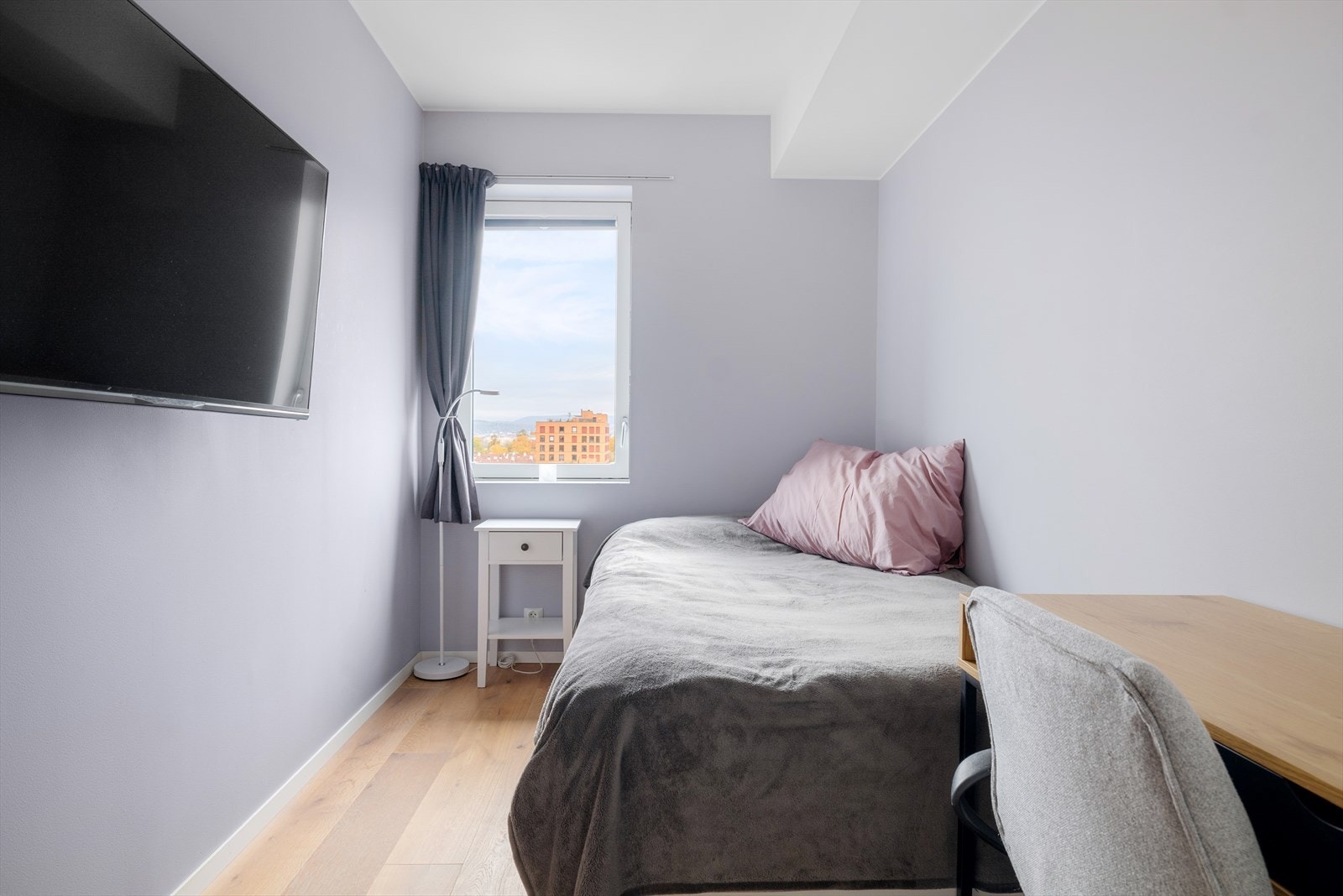 Også dette rommet er utstyrt med garderobeskap for oppbevaring. Galleribilde