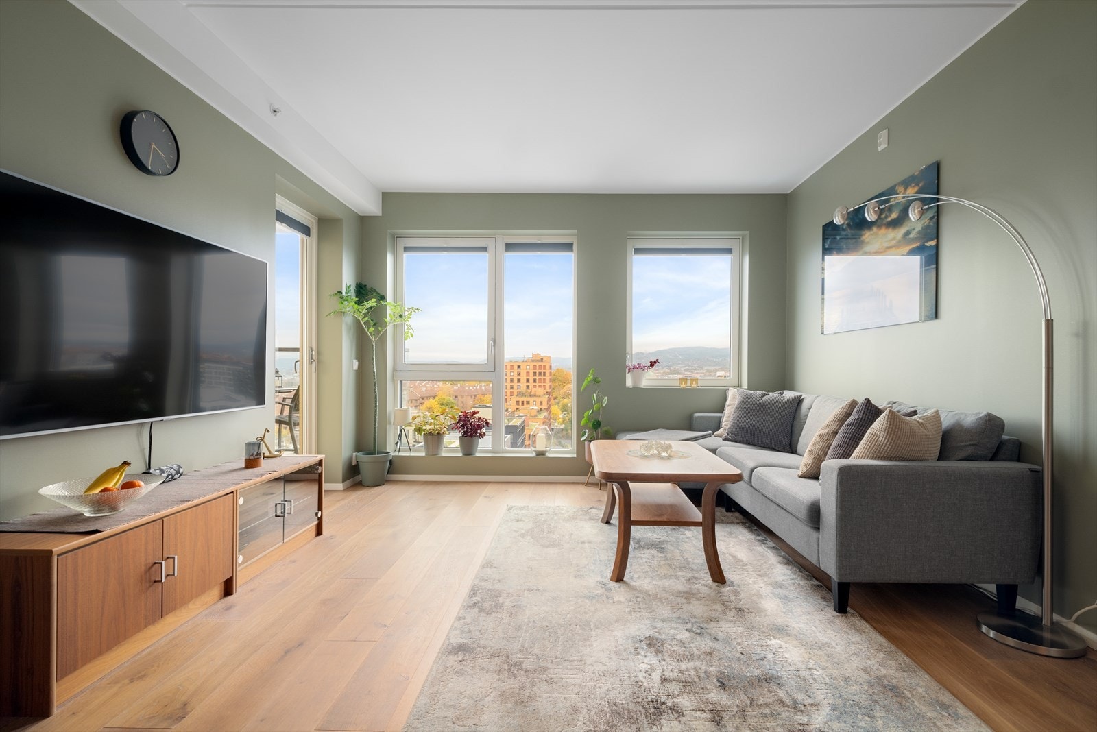 Stuen er et lyst og luftig rom med en takhøyde på 2,49 meter. Galleribilde