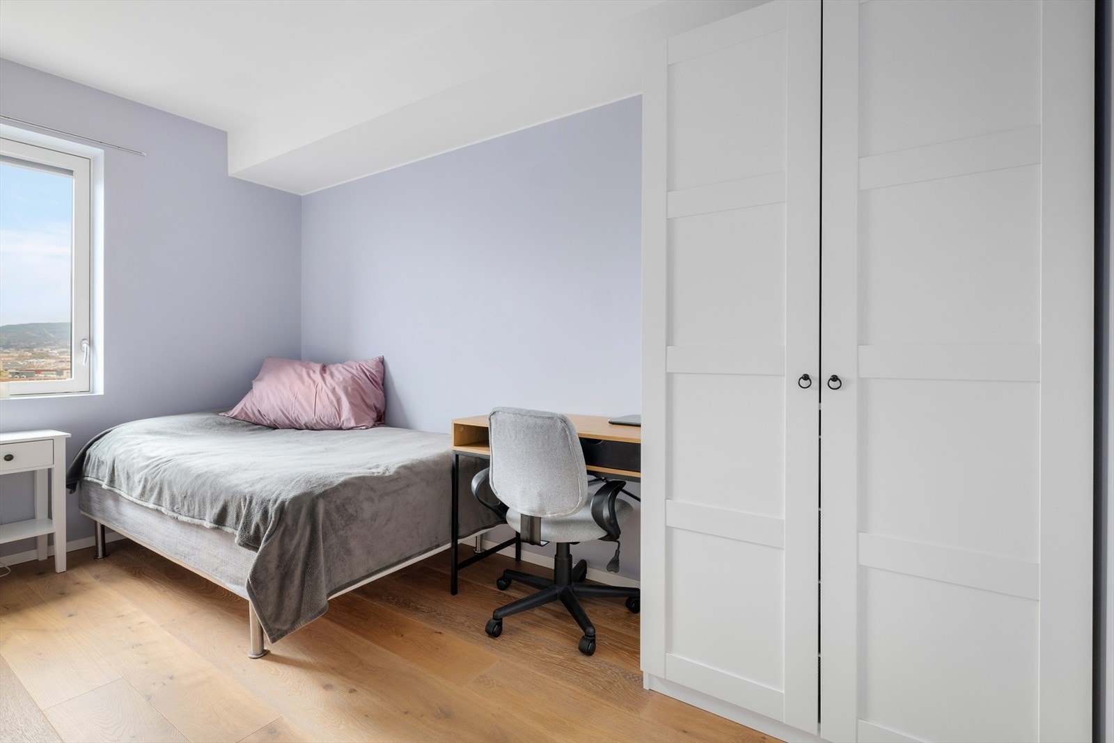 Leilighetens andre soverom, egnet som barnerom, gjesterom eller kontor. Galleribilde