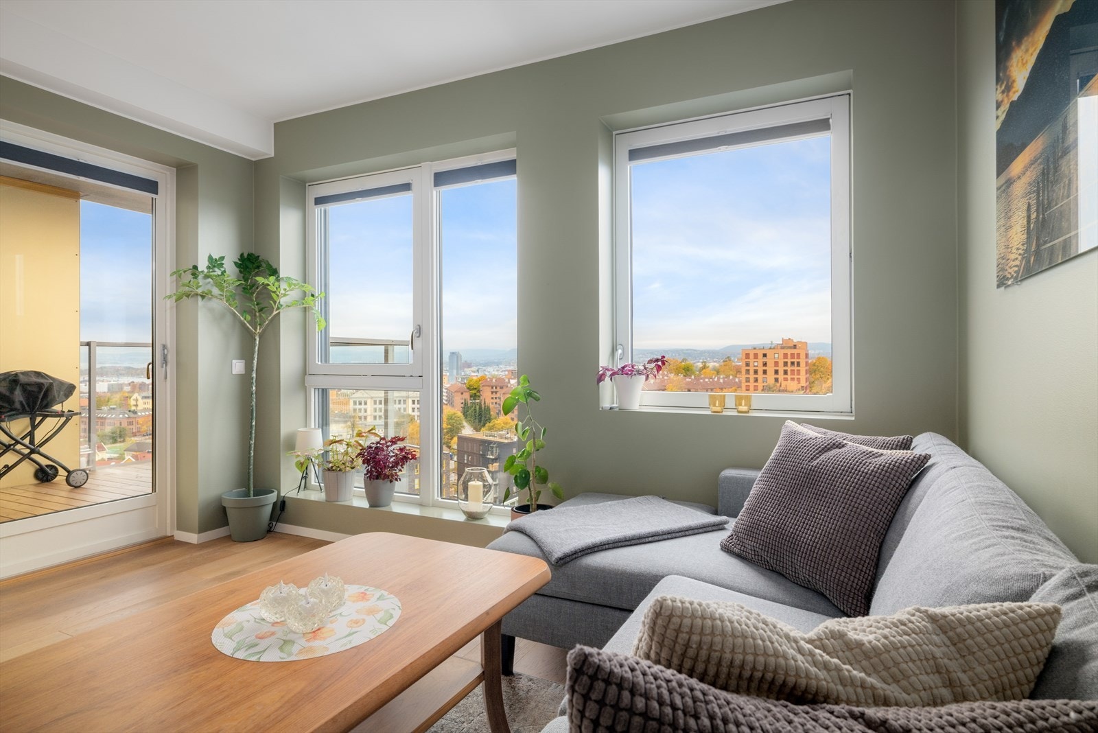 Fra stuen er det direkte utgang til leilighetens private balkong. Galleribilde