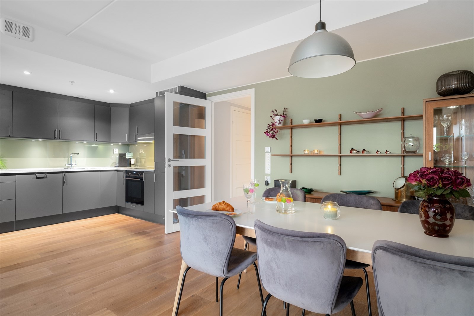 Fra spiseplassen har man en fin oversikt mot kjøkkenet. Galleribilde