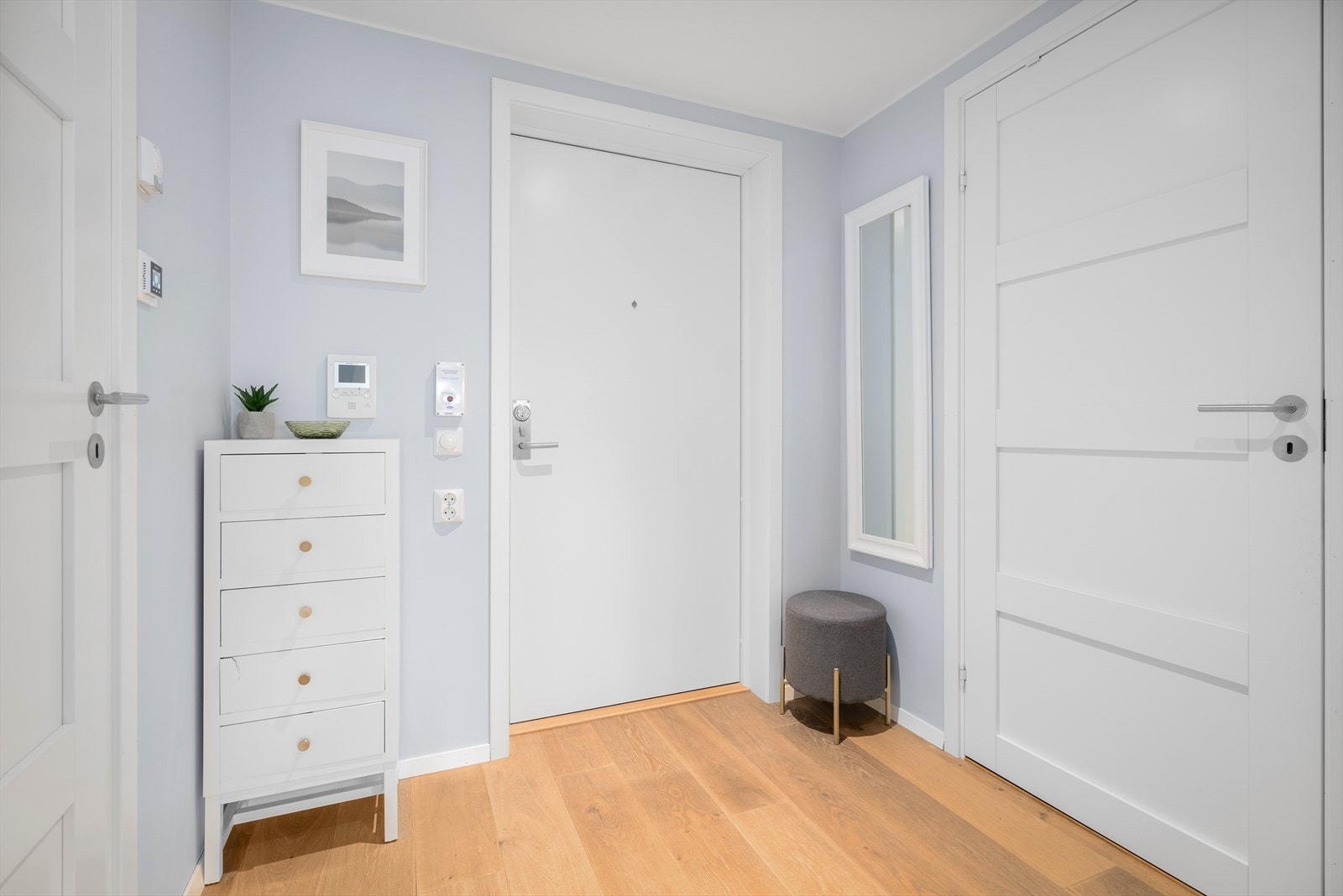 Entréen har vannbåren gulvvarme og en brann- og lydklassifisert inngangsdør. Galleribilde