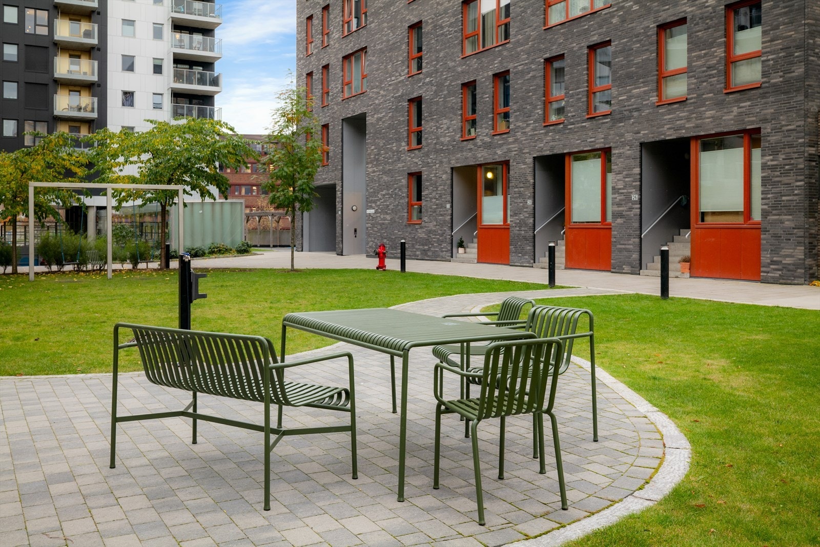 Fellesarealene er pent vedlikeholdt med sittegrupper og gangstier. Galleribilde