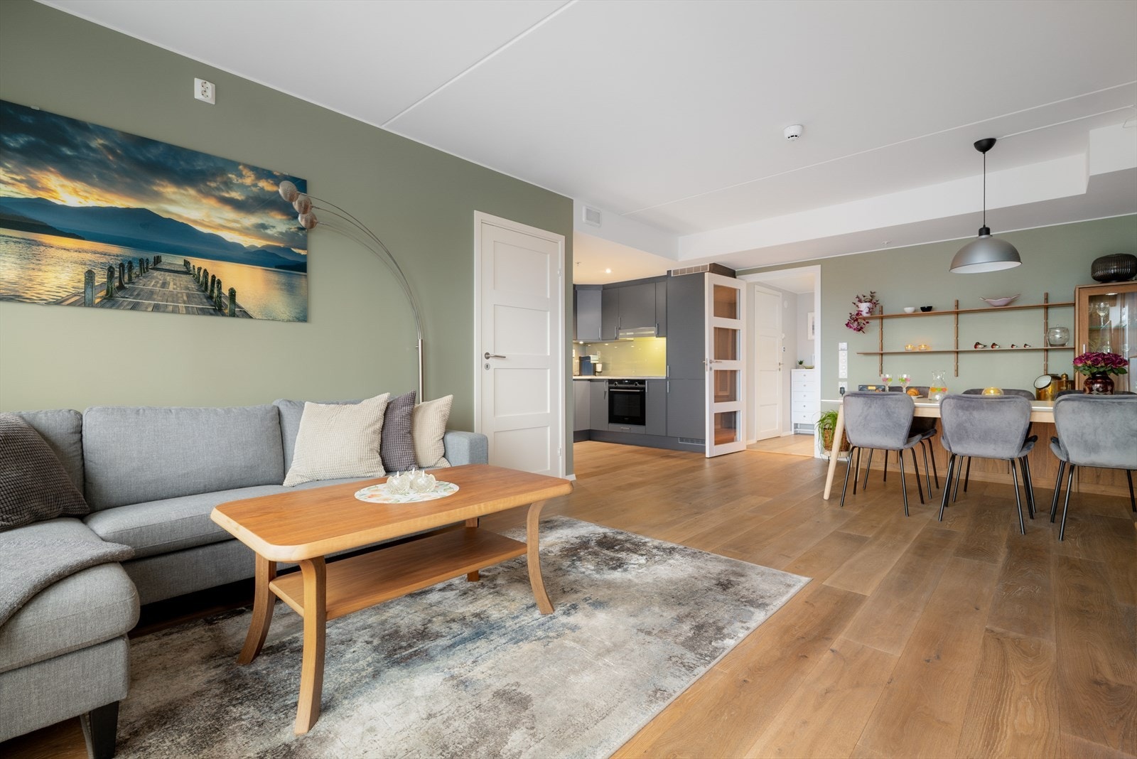 Et overblikk over det sosiale allrommet, fra sofakroken mot kjøkkenet. Galleribilde