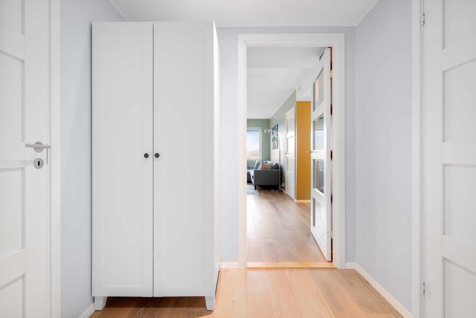 Herfra ledes du videre inn i leilighetens sentrale oppholdsrom. Galleribilde