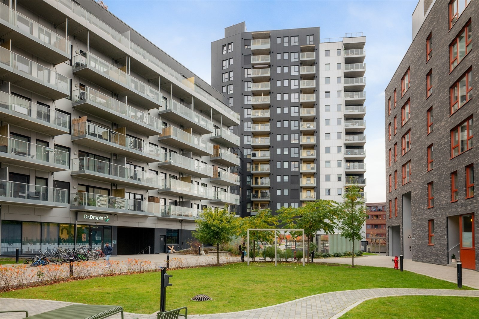 Eiendommen har parkmessig opparbeidede uteområder med gressplen og beplantning. Galleribilde