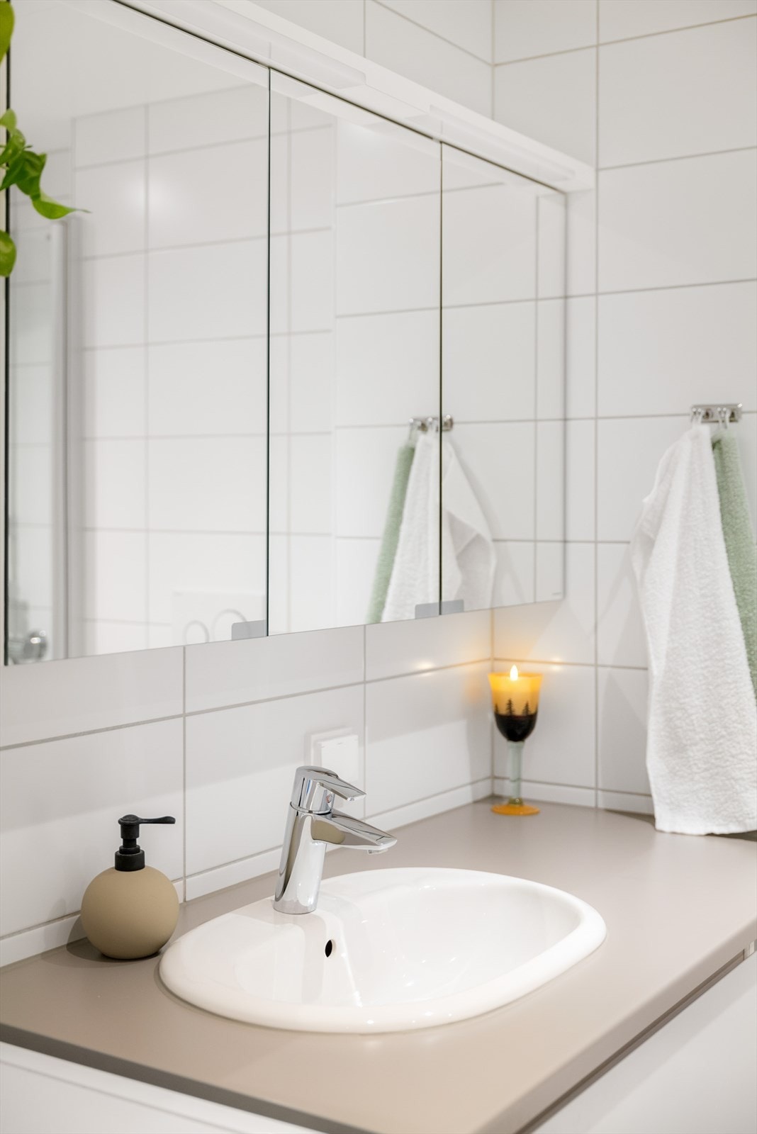 Speilskapet over servanten gir ekstra oppbevaringsplass til toalettsaker. Galleribilde