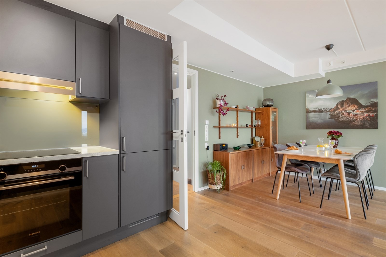 Leiligheten har en åpen og sosial planløsning mellom stue og kjøkken. Galleribilde