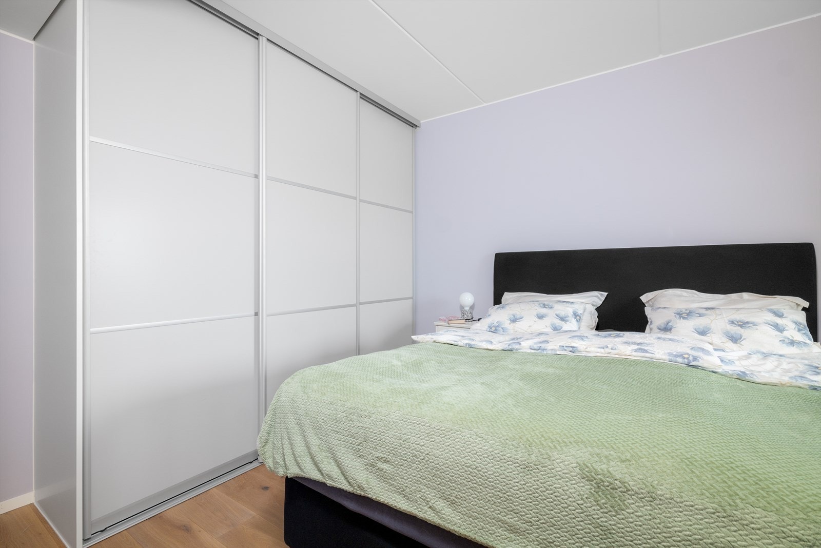 En romslig skyvedørsgarderobe gir rikelig med oppbevaringsplass. Galleribilde