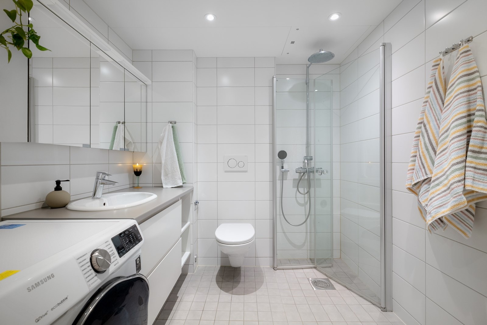 Badet er flislagt og har vannbåren gulvvarme for økt komfort. Galleribilde