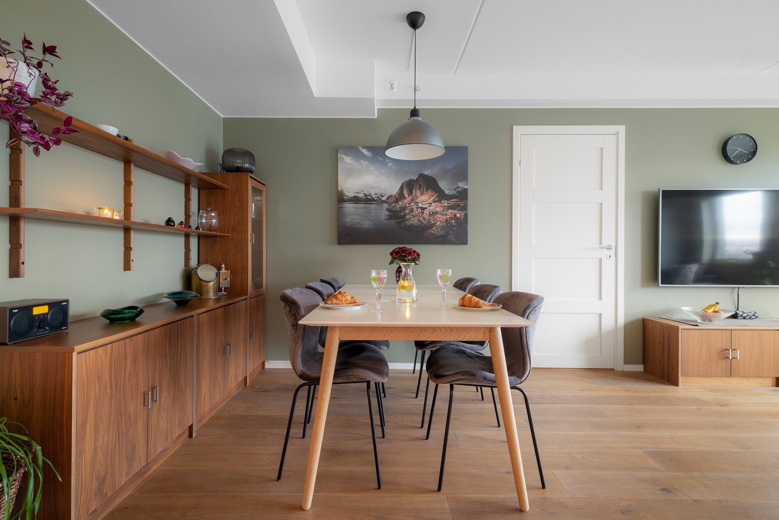 Spisestuen blir en naturlig samlingsplass i overgangen mot kjøkkenet. Galleribilde