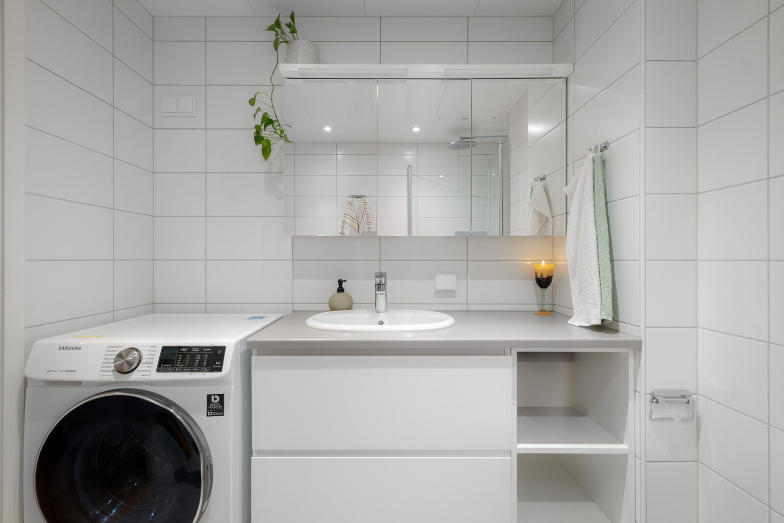 Innredningen har servant, underskap, speilskap og opplegg for vaskemaskin. Galleribilde