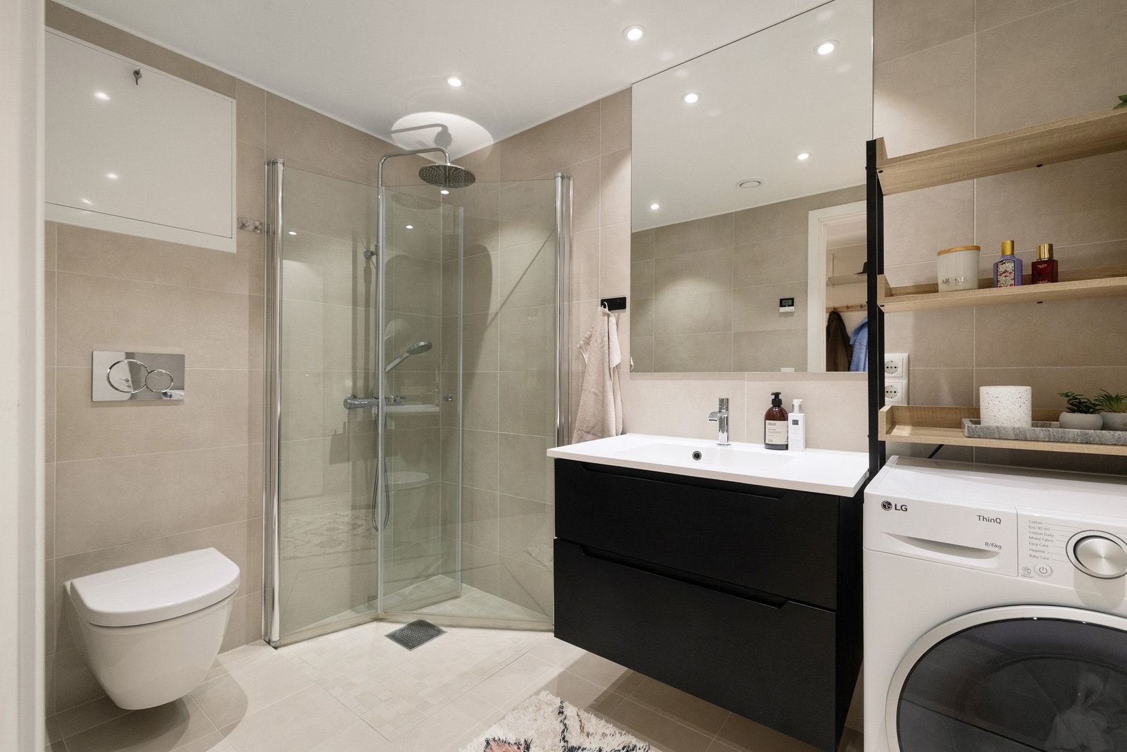 Lunt og delikat fargevalg, fliser i stort format - moderne og stilrent. Det kan vi like. Galleribilde