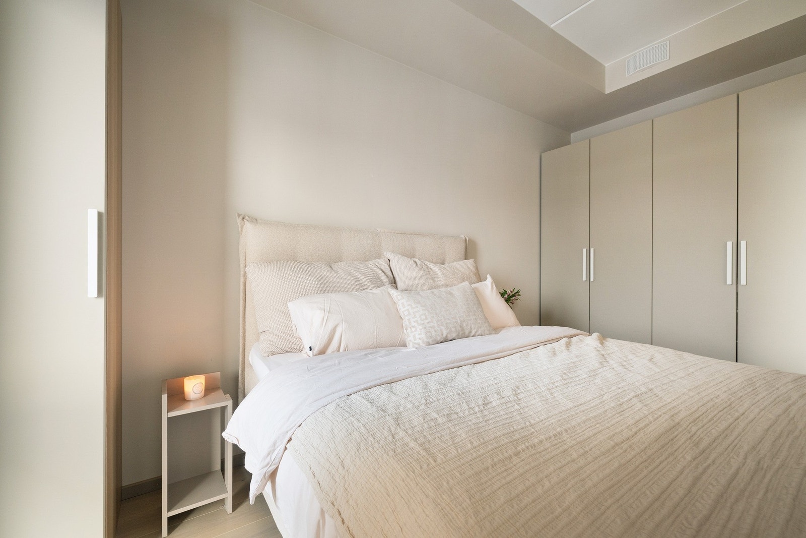 Garderobeskapene medfølger leiligheten ved salg. Galleribilde