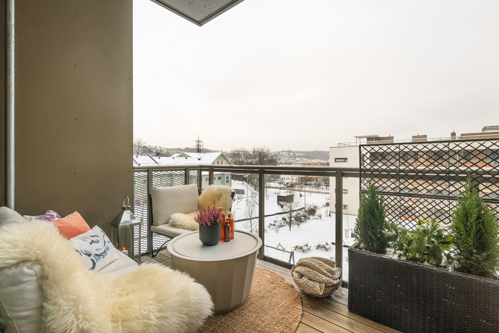 Sørvestvendt balkong på ca. 9 kvm med fine solforhold. Ifølge selger er sommersola her fra ca. 13:30 til ca. 19. Galleribilde