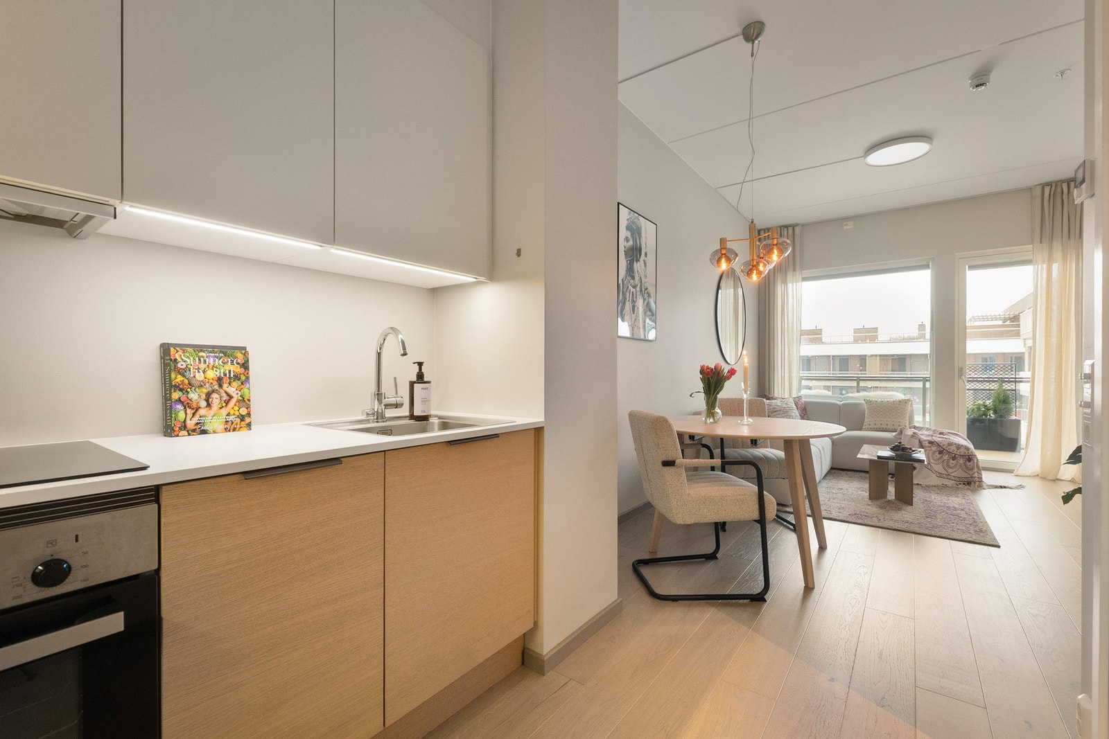 Hvitevarer som stekeovn, koketopp, kjøleskap med fryser og oppvaskmaskin er integrert i innredningen og følger ved salg. Galleribilde