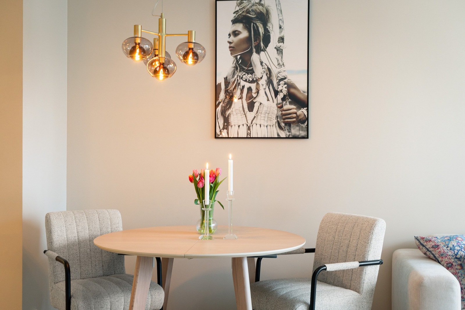 Selger har hatt 8 gjester rundt bordet (med ileggsplater), så her er det duket for begivenheter. Galleribilde