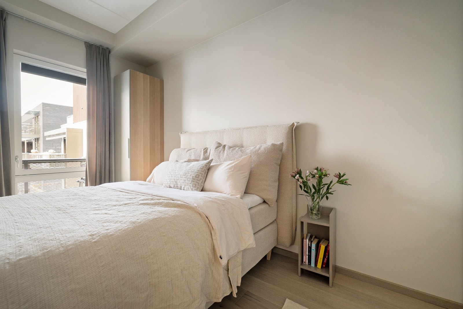 Arealeffektivt soverom med plass til både nattbord og garderobeskap på hver side av sengen. Galleribilde