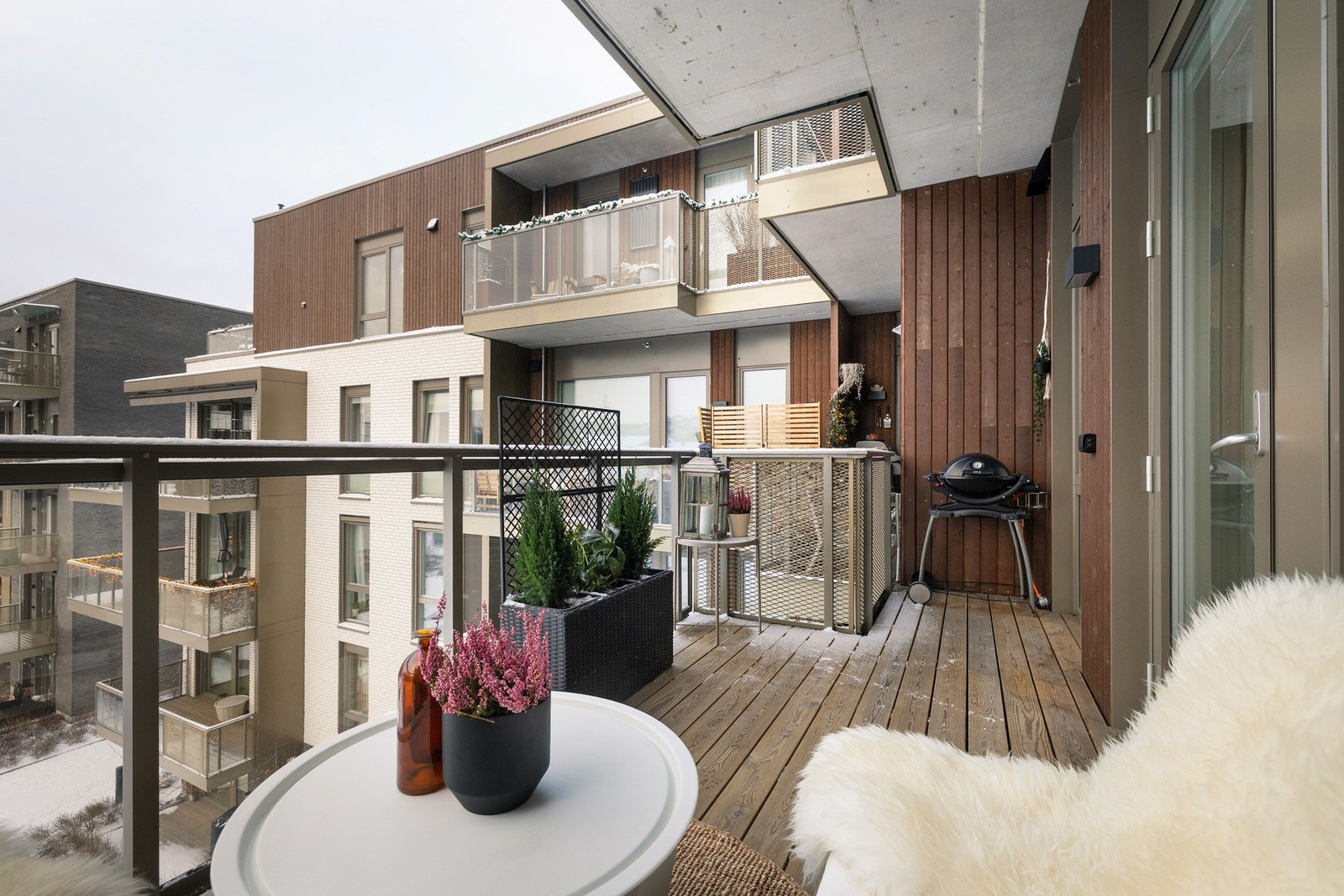 Krydderurter, dyrkekasser, grill eller hva du vil, her har du fin plass til å innrede uterommet ditt. Galleribilde