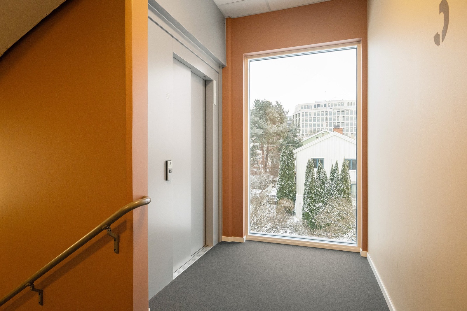 Stort vindu, frodig utsyn og masse lys - det er ganske undervurdert i fellesarealer, faktisk! Det er så mye hyggeligere. Galleribilde
