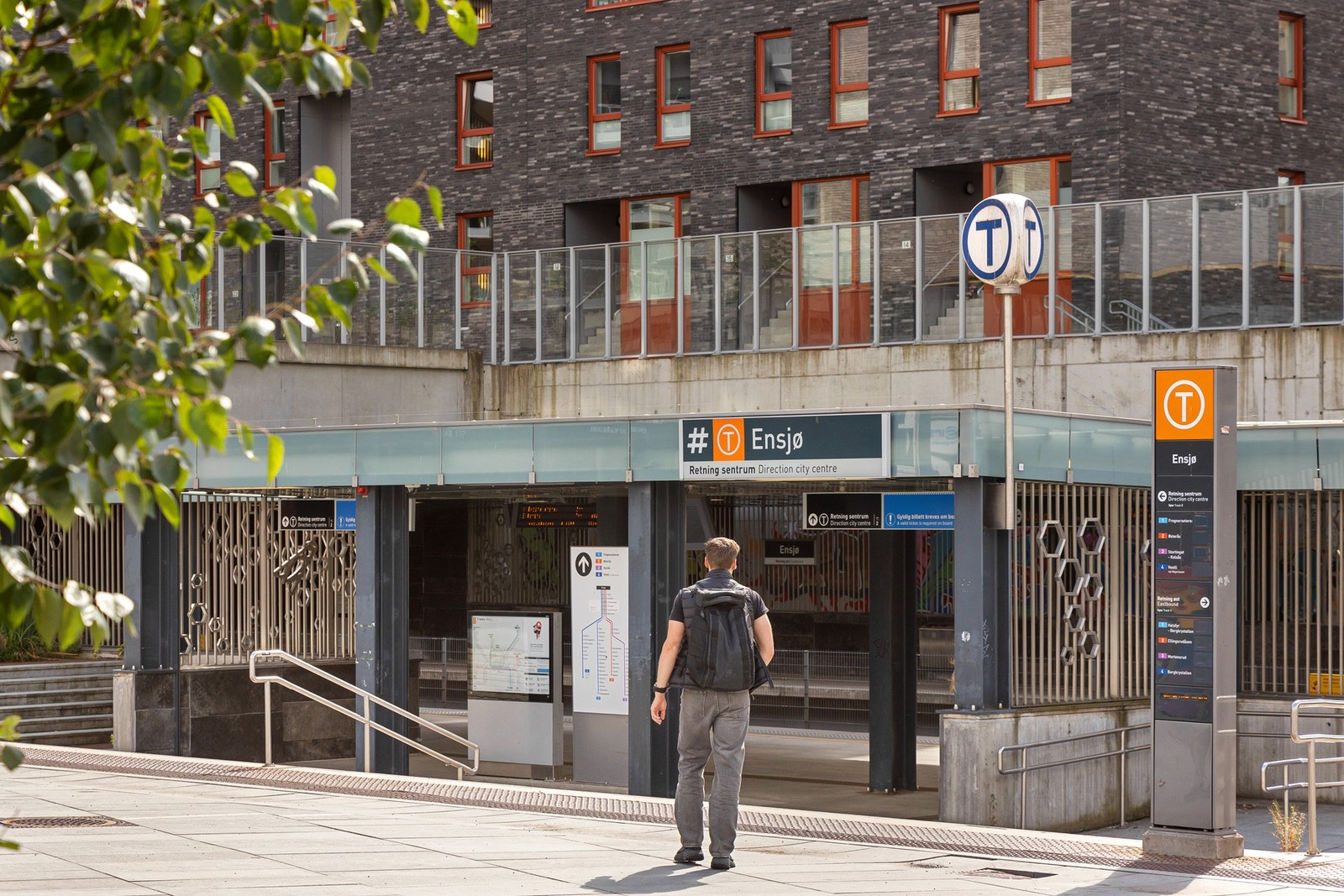 T-banen er kort gåtur (5-7min fra leiligheten) fra leiligheten. Superpraktisk i hverdagen! Galleribilde