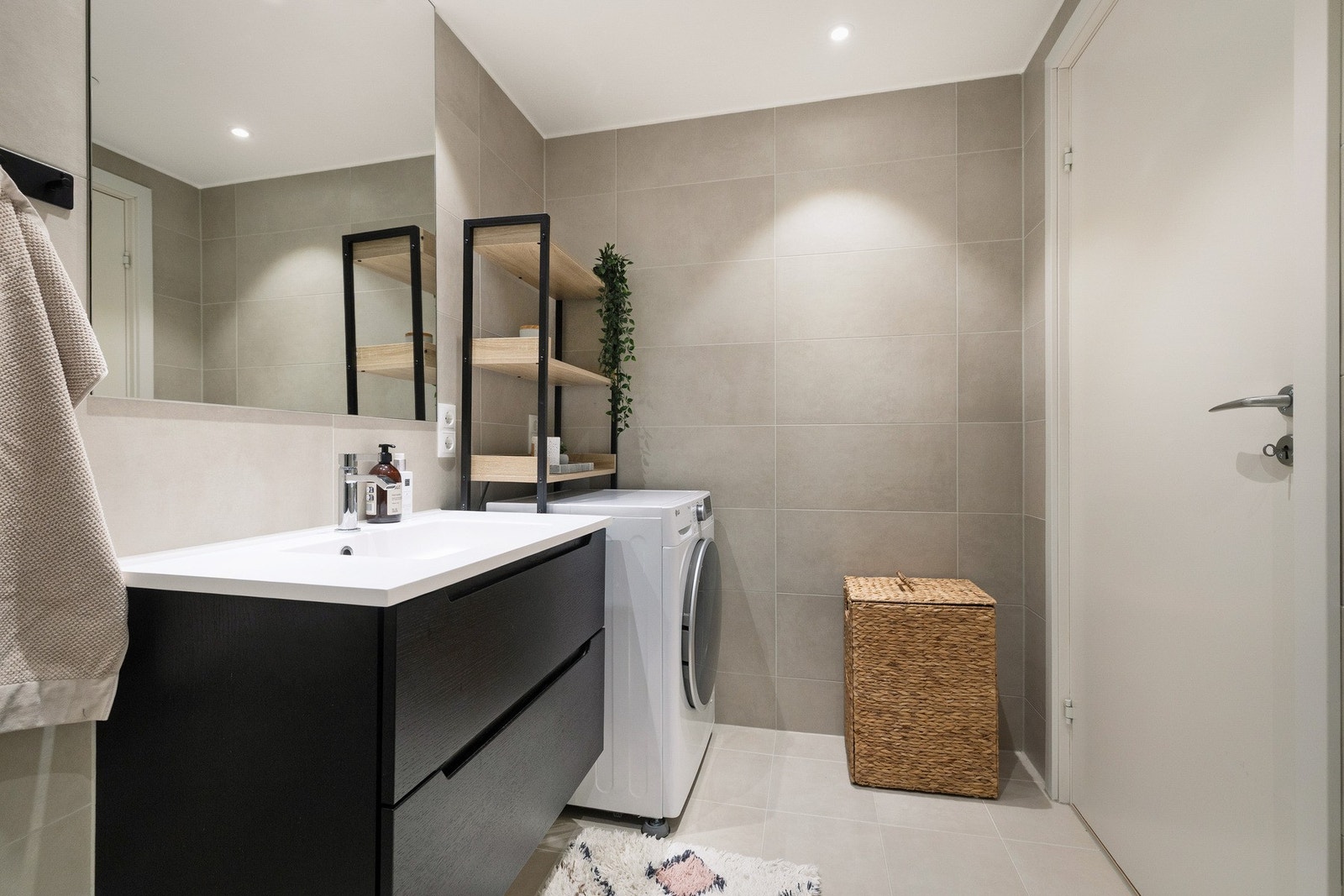 Gulvvarme her inne også, naturligvis. Dimbar belysning i tak. Galleribilde