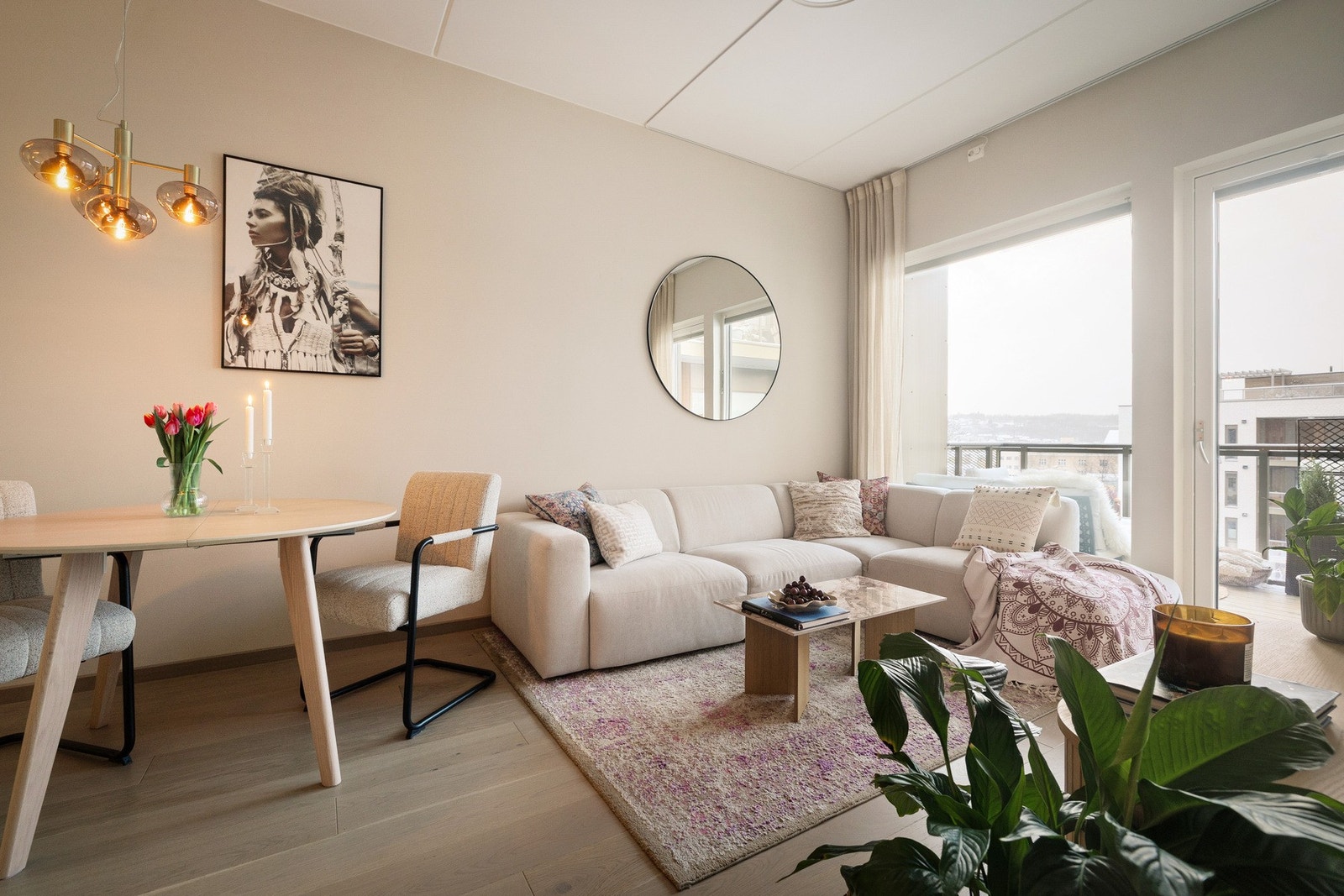 Leiligheten har en lys atmosfære, og utsynet oppleves som åpent. Legg merke til hvor mye himmel du ser ut mot. Galleribilde