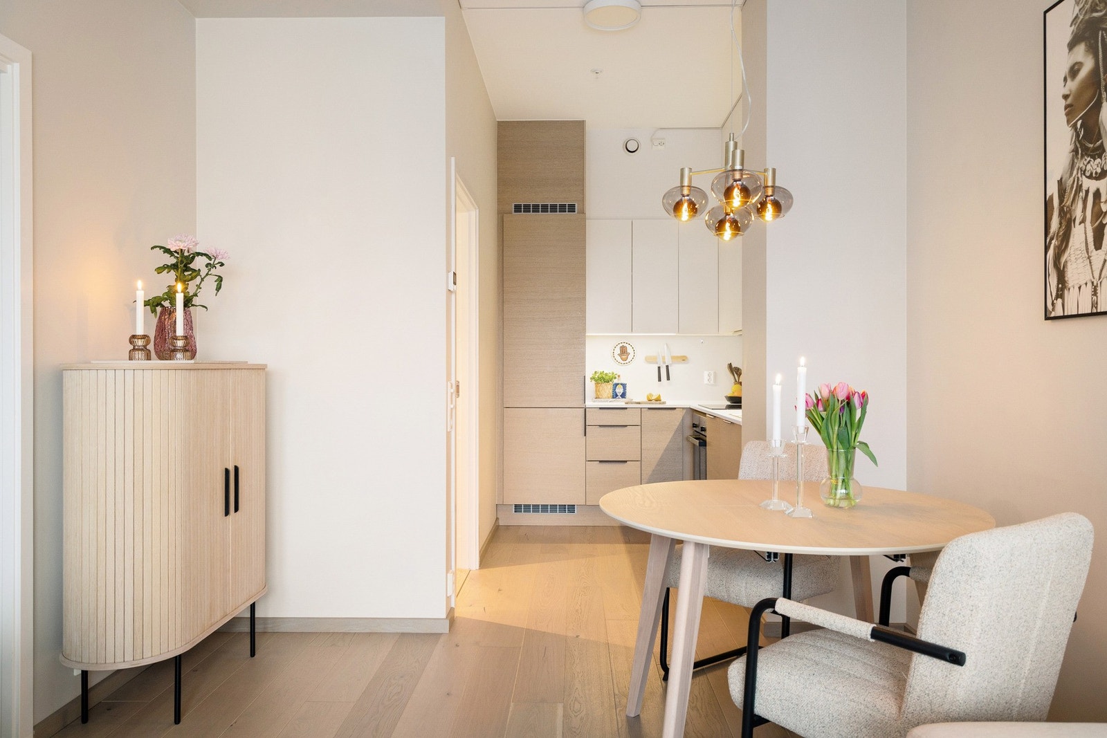 Åpen løsning mellom kjøkken og stue er helt innertier. Arbeidssonen oppleves som skjermet. Galleribilde