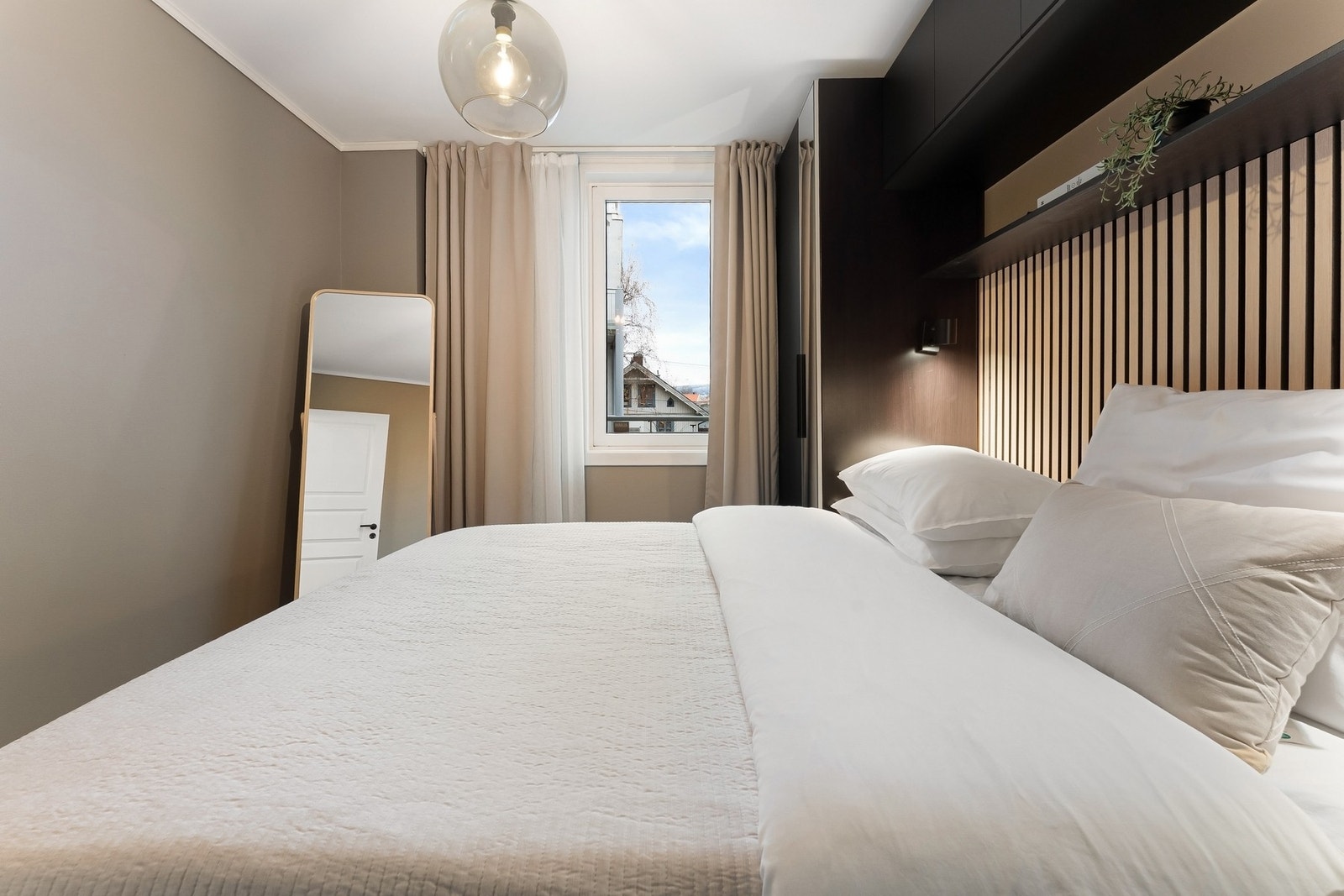 Soverommet vender mot rolig indre bakgård. Galleribilde