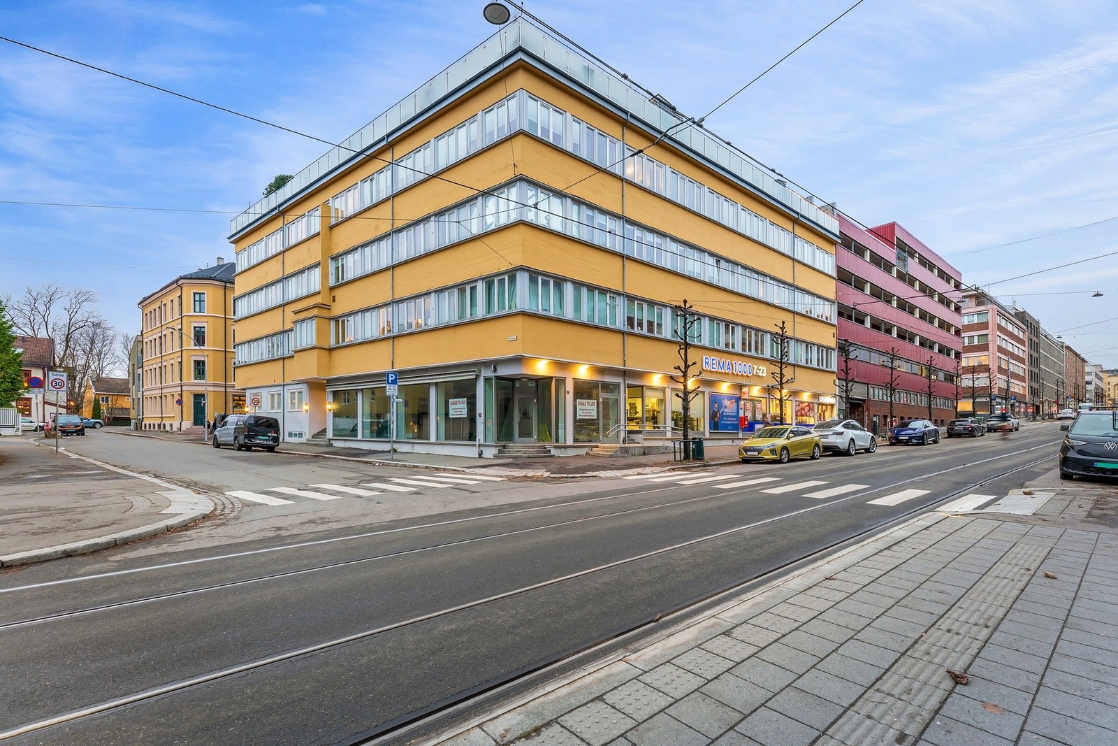 Flott beliggenhet på idylliske Rodeløkka med umiddelbar nærhet til det meste. Galleribilde