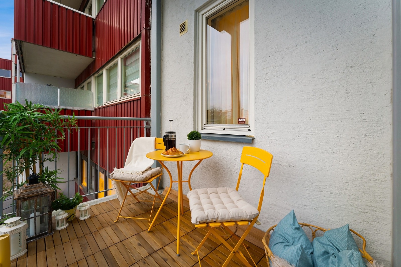 Svalgangen er fellesareal, men nåværende eier har innredet med sittegruppe. Galleribilde