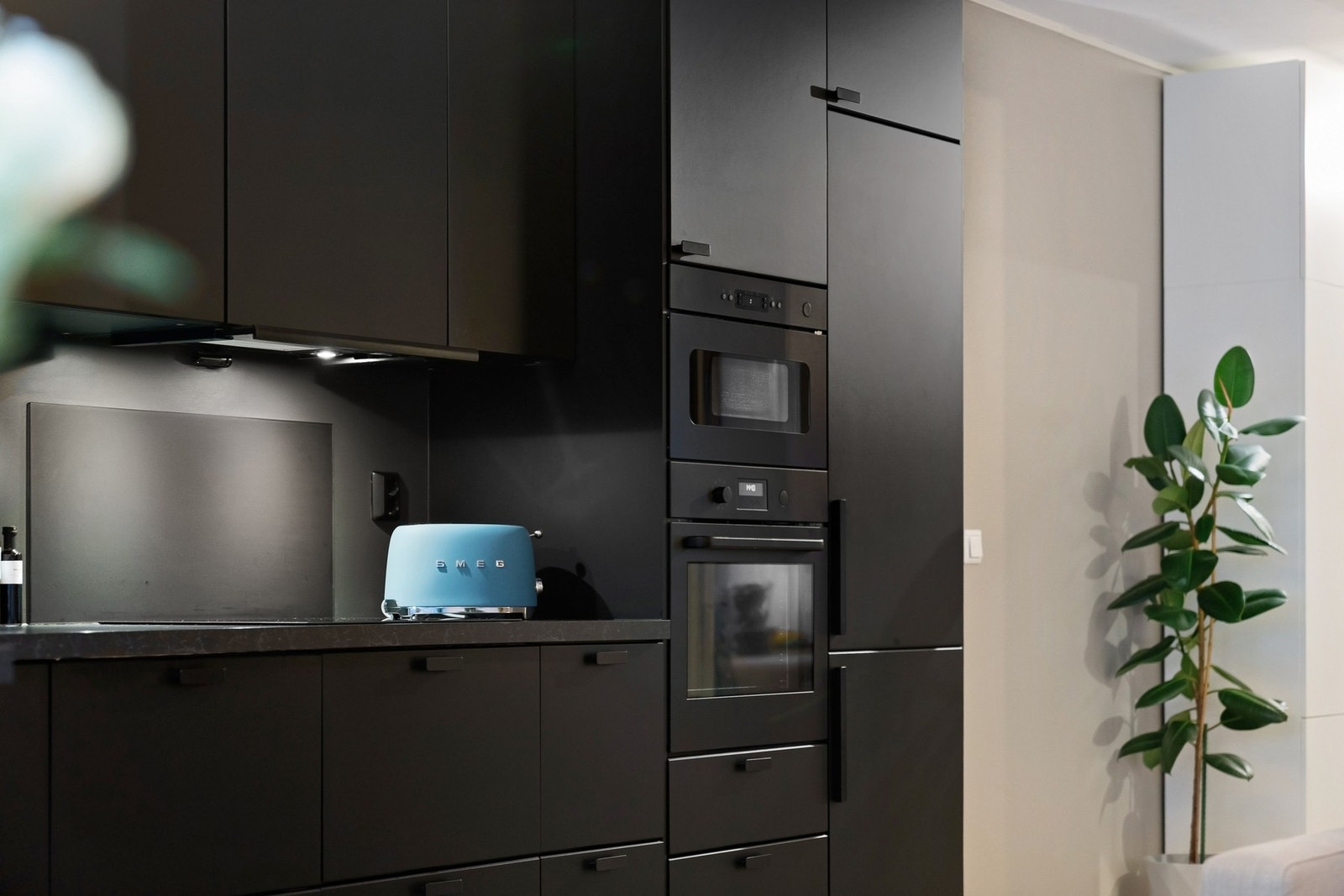 Det er integrerte hvitevarer som gir kjøkkenet et godt helhetsuttrykk. Galleribilde