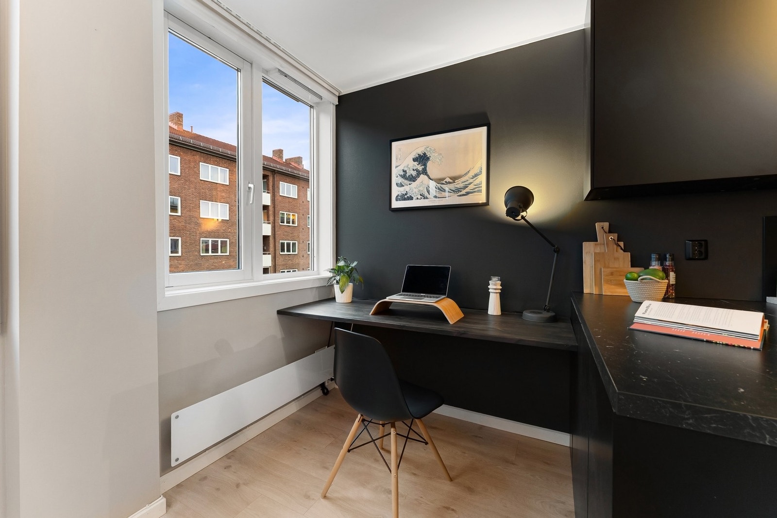 Praktisk plassbygd kontorløsning ved vinduet. Galleribilde