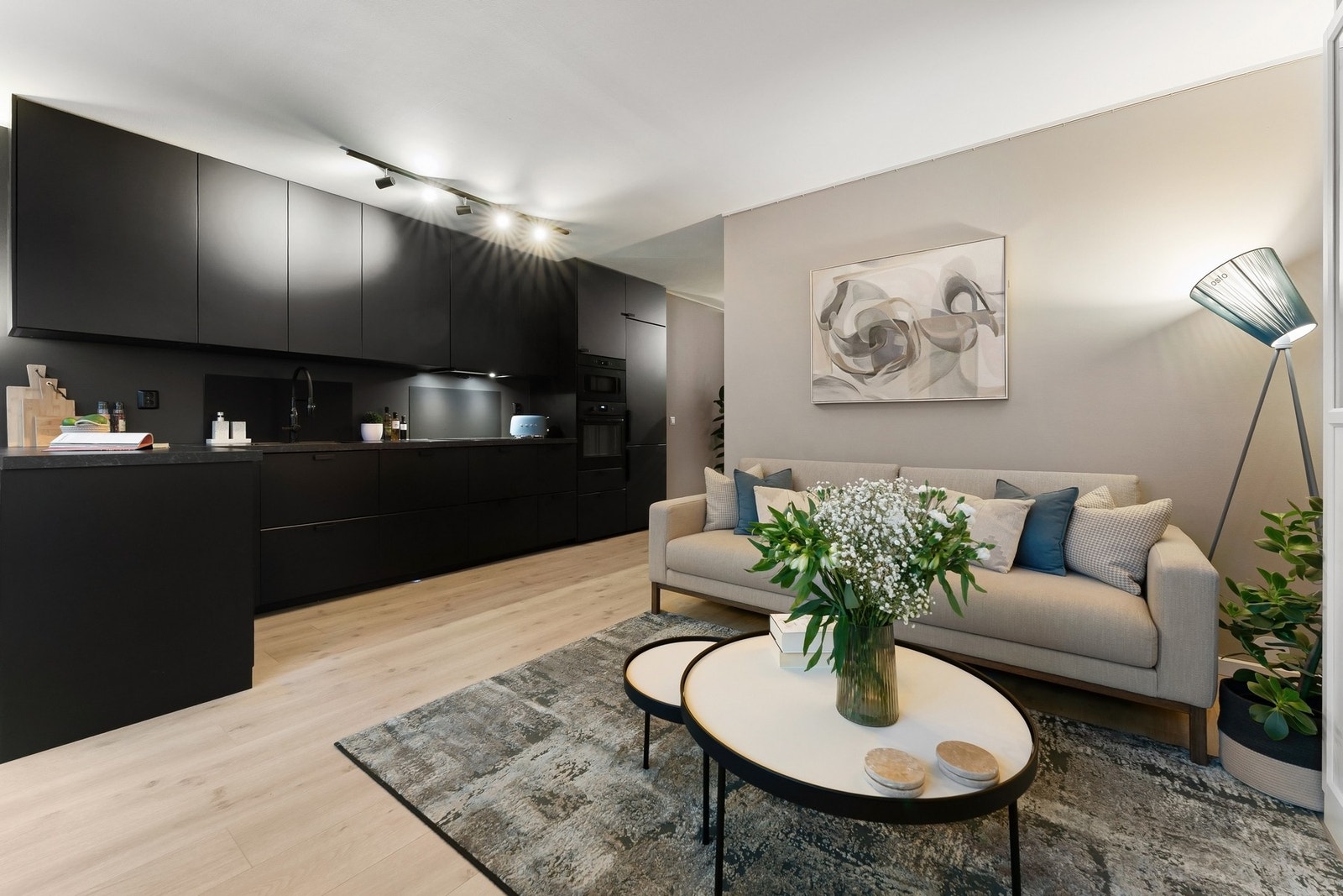 Sosial åpen løsning mellom stue og kjøkken. Galleribilde