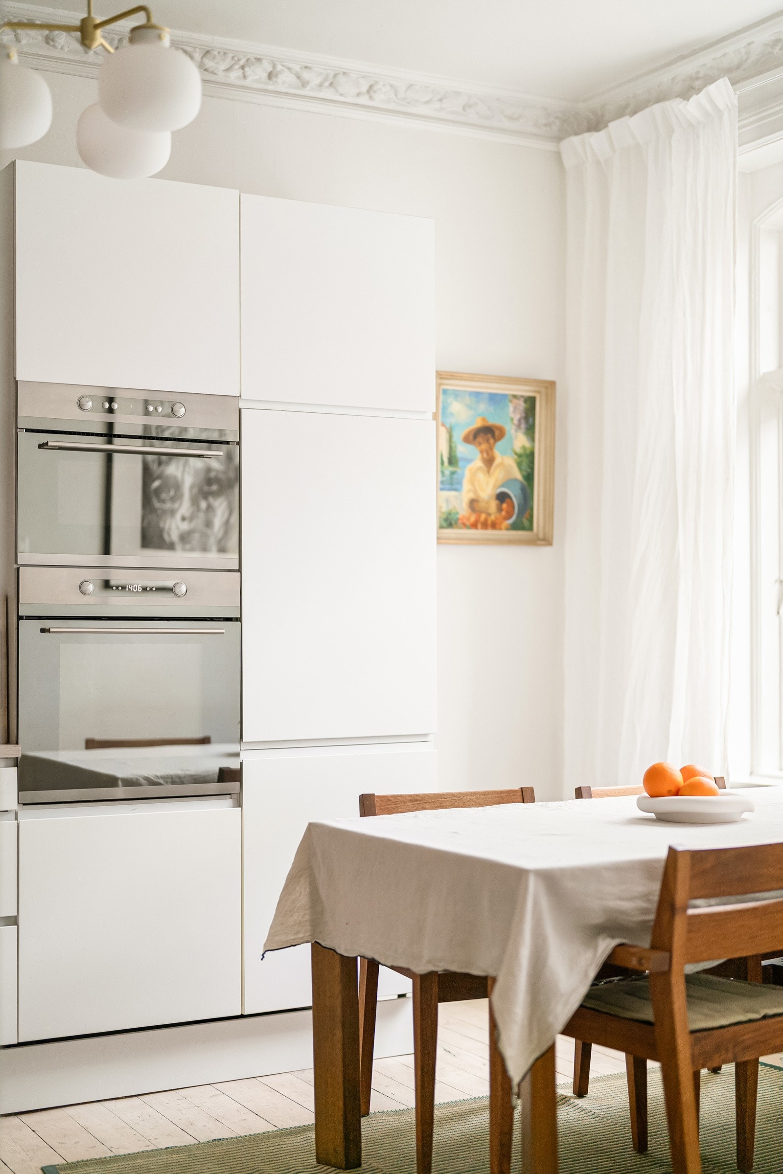 Generøs himlingshøyde på hele 2,93 meter. God plass til et langbord på kjøkkenet. Galleribilde