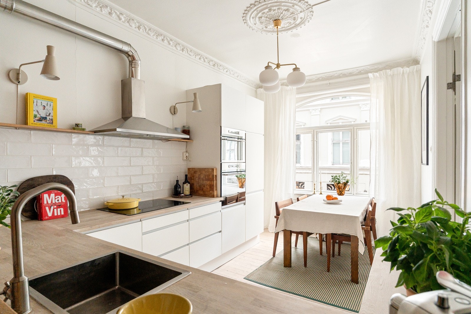 Integrerte hvitevarer som induksjonsplatetopp, stekeovn, kombiovn, oppvaskmaskin og kjøle/fryseskap. Waterguard er installert. Galleribilde