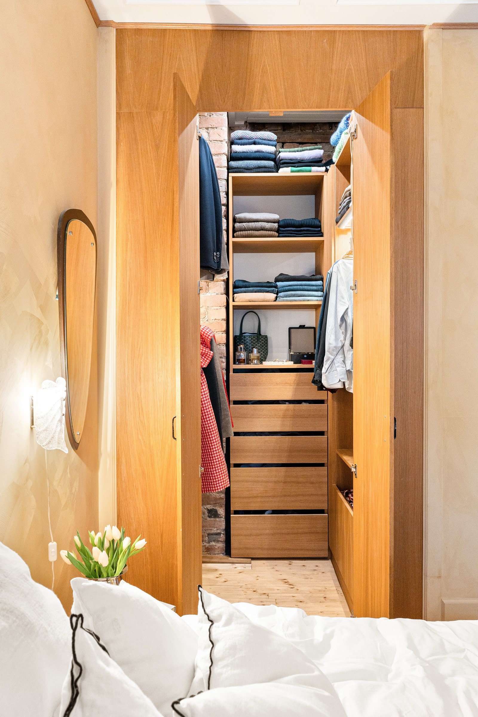 Rikelig oppbevaringsplass på soverommet med walk-in garderobe. Galleribilde