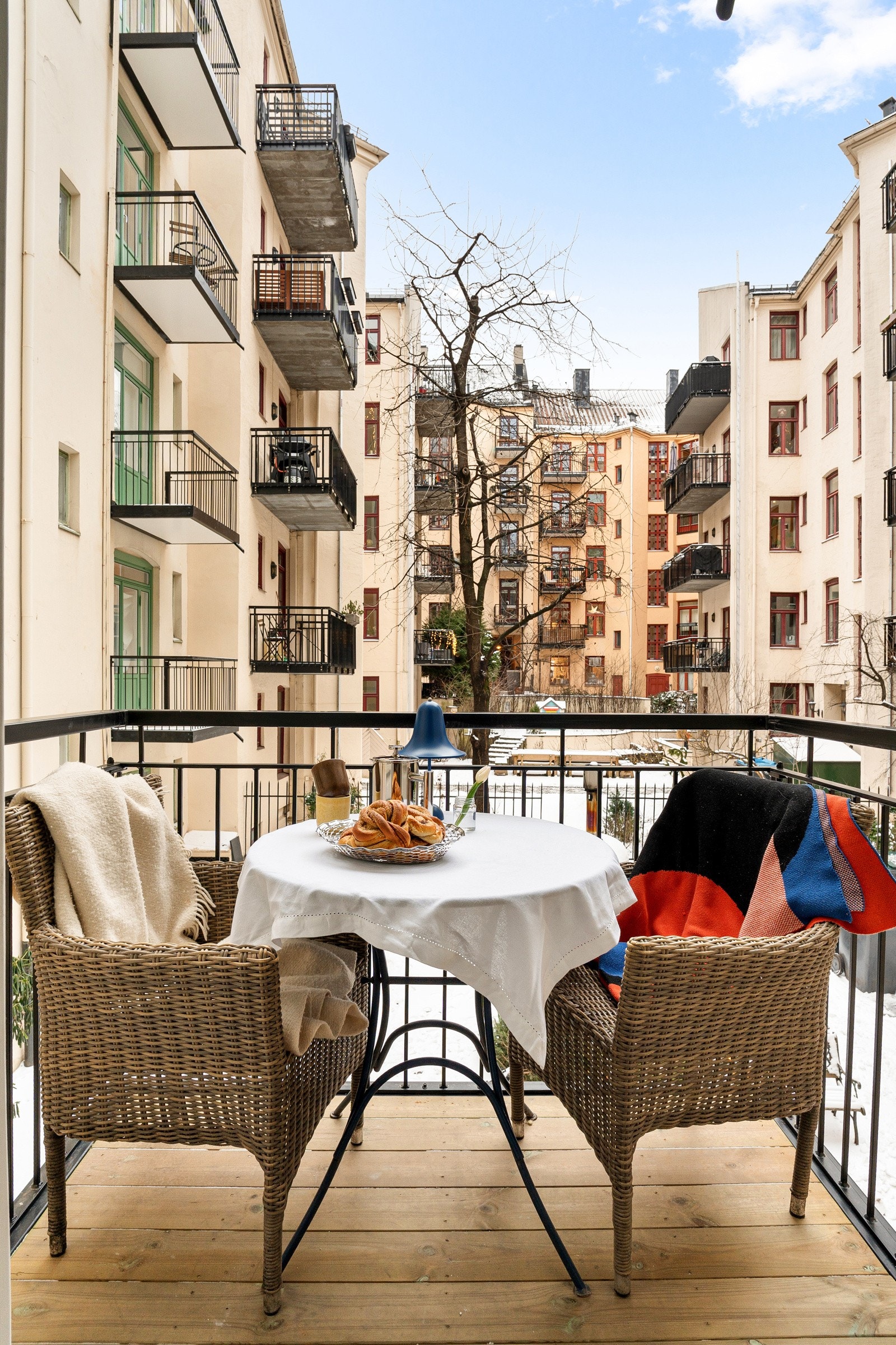 Selgers ord: "Fra soverommet er det utgang til en privat balkong, perfekt for morgenkaffen eller en stille sommerkveld." Galleribilde