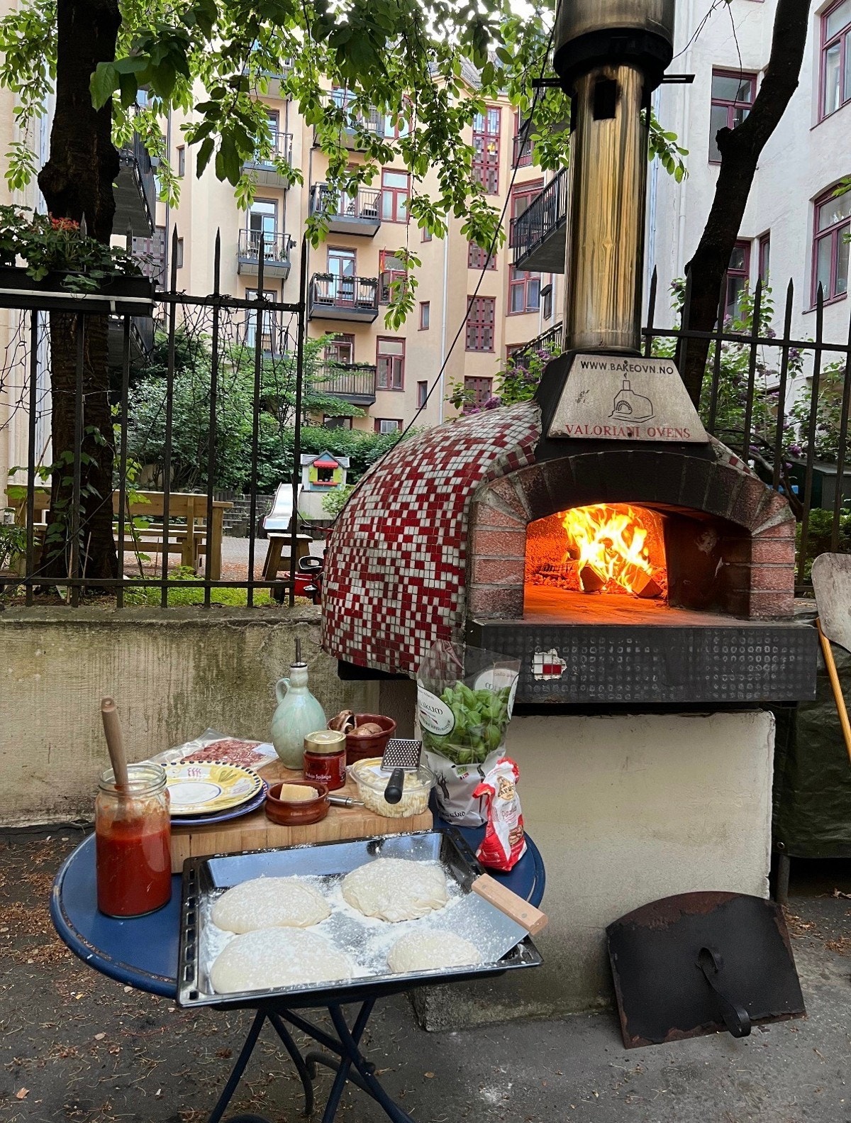 Selgers ord: "Den vedfyrte, profesjonelle pizzaovnen har gitt oss mange uforglemmelige øyeblikk med venner, pizzakvelder og lange sommerkvelder. Naboene er åpne og inkluderende." Galleribilde