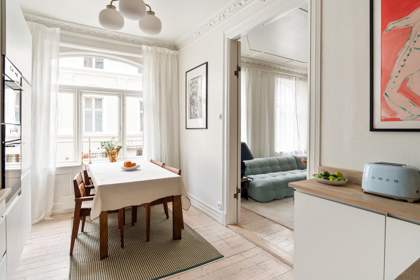 Selgers ord: "De gode solforholdene inn mot både kjøkken og stue gir et lyst og behagelig hjem gjennom store deler av dagen." Galleribilde