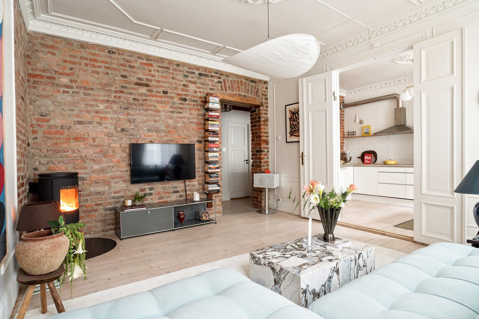 Peisen tilfører godt med varme. Stuen er kvadratisk og meget møbleringsvennlig. Galleribilde