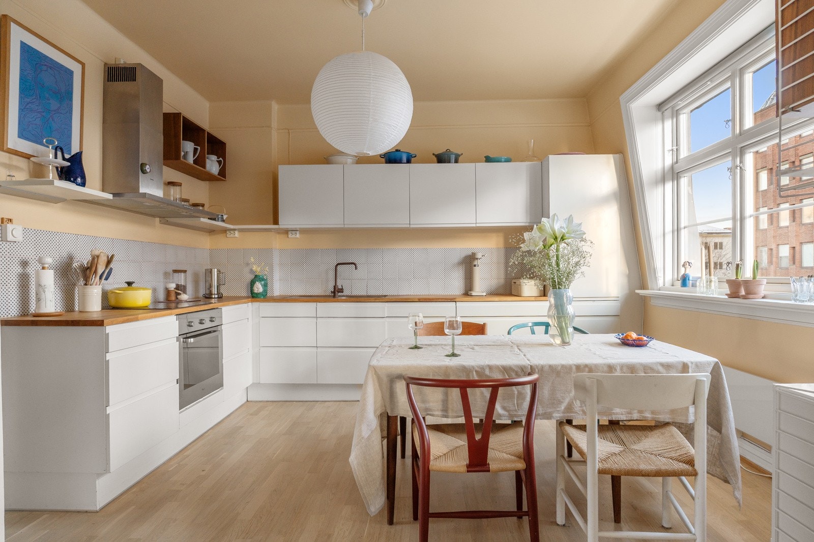 Kjøkkenet er levert av HTH. Utformingen er tilrettelagt for rikelig med oppbevaringsplass i over- og underskap. Galleribilde