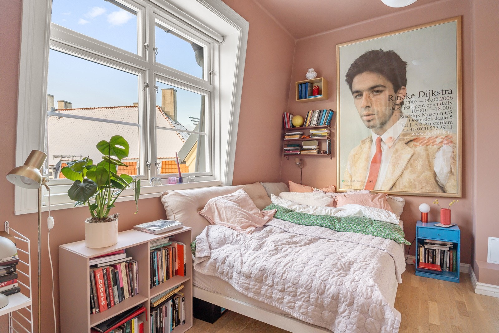 Stort soverom med plass til det du trenger. Galleribilde