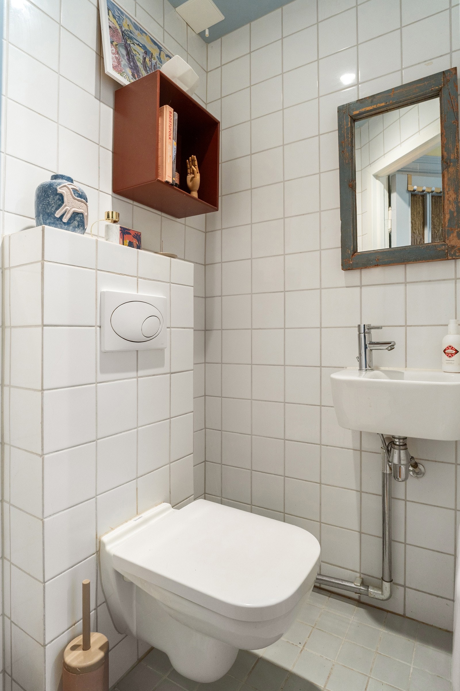 Praktisk separat wc med vegghengt toalett, servant og oppbevaring. Galleribilde